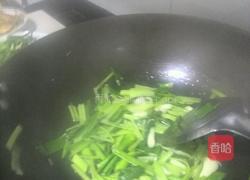 芹菜蒜苗炒大肠的做法图解5