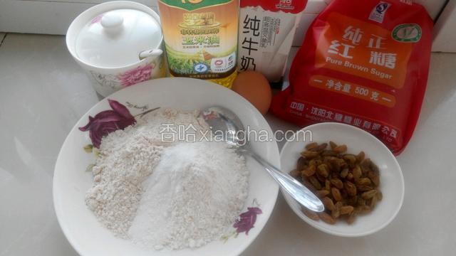 把各种食材秤重备用。