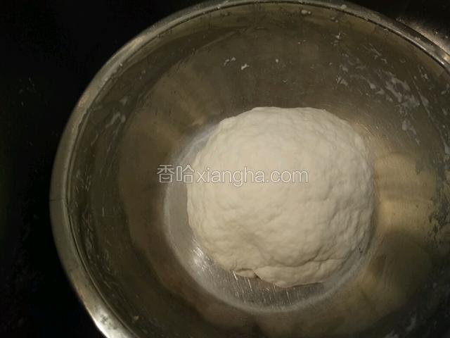 面粉和玉米淀粉混合加一点点盐和适量水，和成光滑面团，松弛半小时