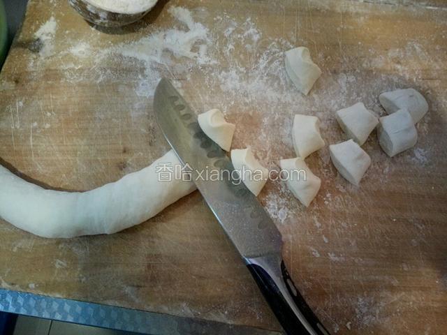 用刀切成大小均匀的剂子，就像包饺子包包子一样