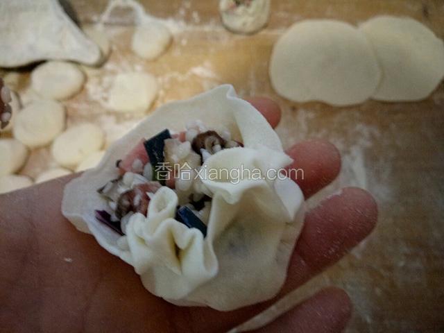 从侧面距离边缘1/3处捏几个褶子，但上面不封口