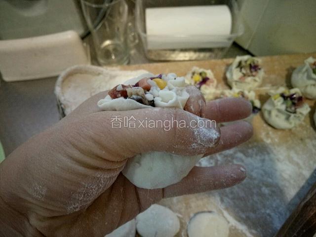 也可以简单用拇指和食指在距离面皮边缘1/3处，拦握一下，不松散就行