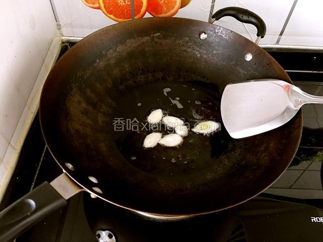 少许食用油倒锅中加热，放入葱花爆香。


