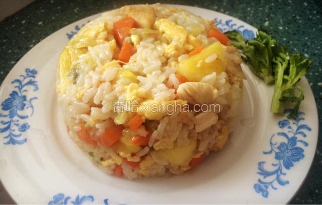 装盘出锅，一道色香味俱全的泰式菠萝咖喱鸡肉饭已在你面前了！