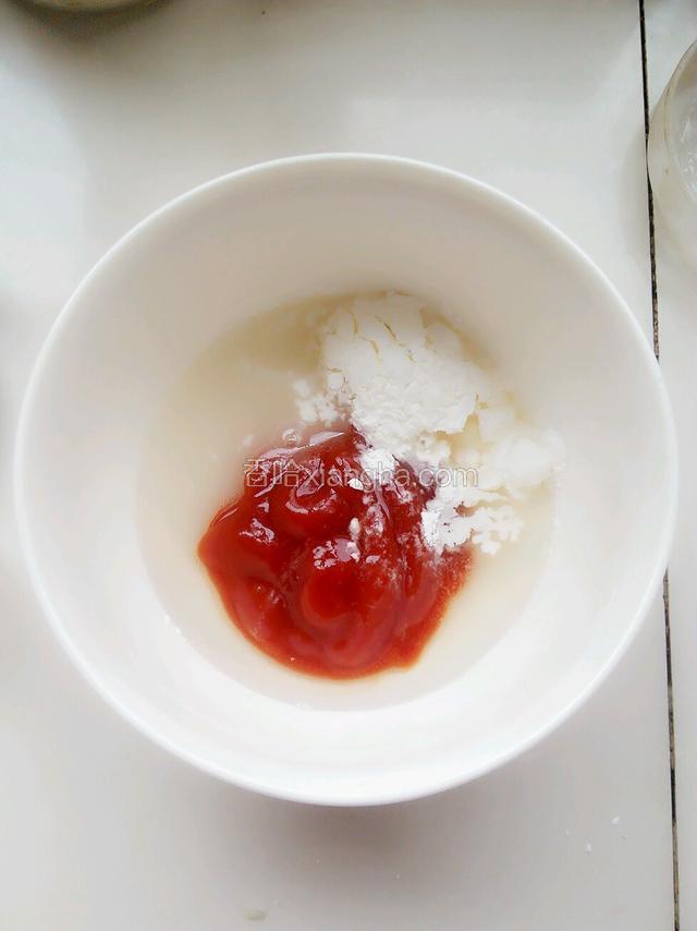 将番茄酱，白糖，白醋，生粉，生抽，少许水调制成汁