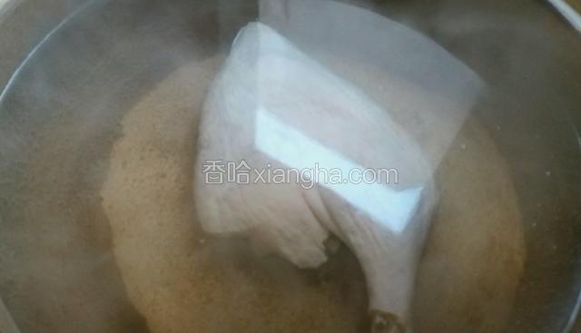 鸭腿用冷水焯一下，一来可以去腥，二来煮出的汤杂质少。