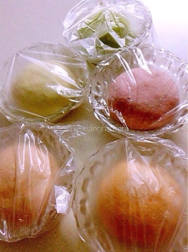 用保鲜袋包好醒着。
