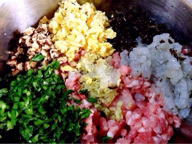 肉馅中放入适量油，姜末，盐，香油，香菇末，木耳末，鸡蛋，韭菜，虾。