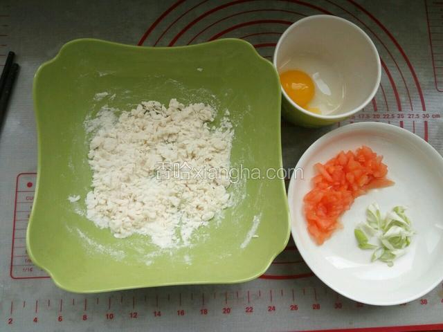 准备食材，面分次加水和成小疙瘩，西红柿去皮切小碎块，鸡蛋磕入碗中，葱切碎