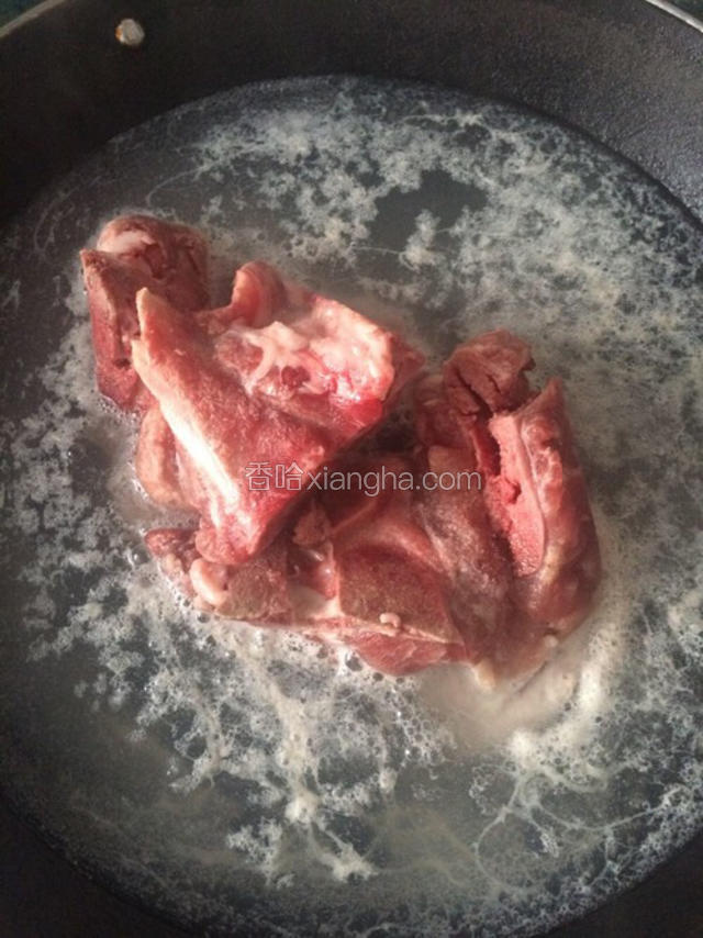 起冷水锅，把脊骨放入冷水锅中烧开，加点料酒除腥。