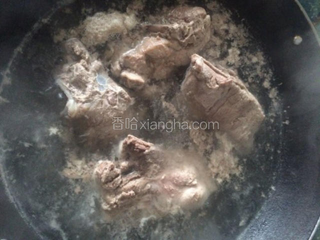 待水烧开脊骨变色后，撇去浮末子，盛盘沥干水分
