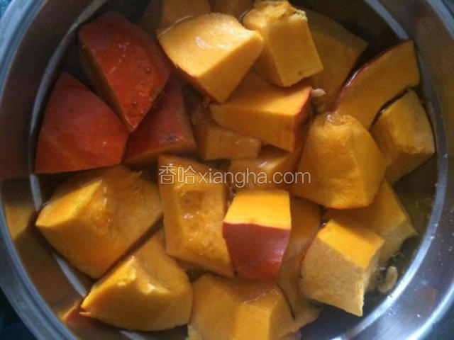 窝瓜去瓤，切滚刀块，备用。