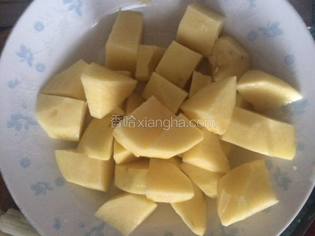 土豆去皮，切滚刀块，备用。
