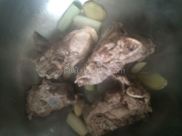 起油锅，用葱姜蒜大料一起下入油锅炝锅，炒出香味后，放入沥干水分的脊骨，煸炒片刻，倒入料酒和老抽上色，加水大火烧开转小火慢炖30分钟。