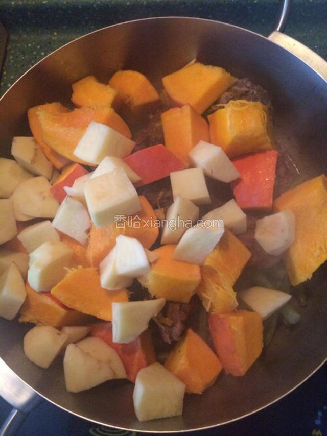 待豆角变软后，放入切好的土豆和窝瓜，翻炒几下均匀上色，再继续小火炖10分钟。