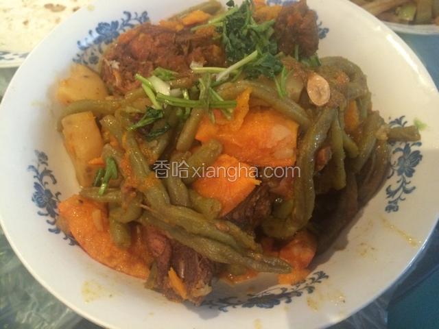 最后装盘撒上香菜，一道地道的东北大丰收大功告成！