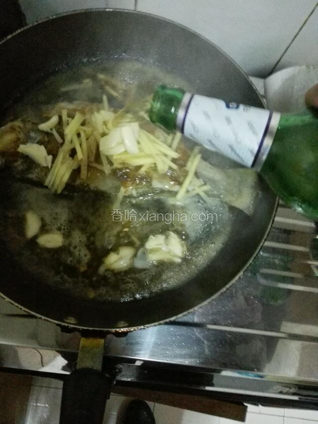 再倒入多点的啤酒！因为之后不放水了！