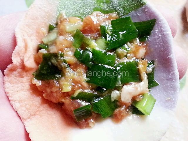 将适量饺馅放在皮中间，具体包法请看我上一个菜谱