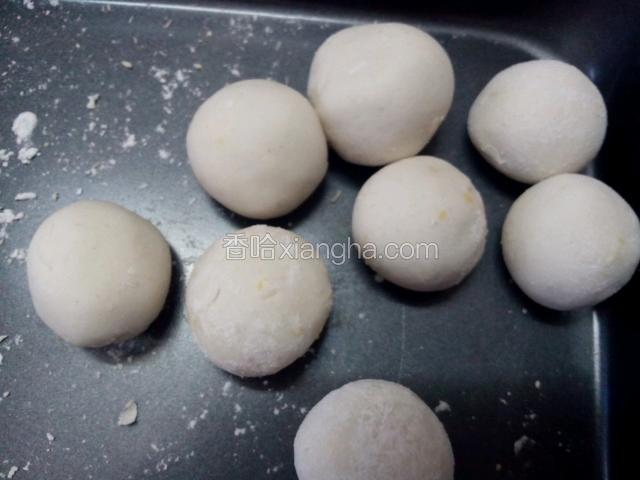 重复这动作把全部面团都做成了小圆子。