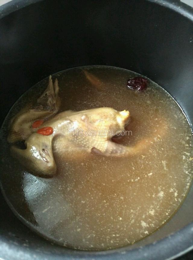 一小时后煲汤锅里的鸽子炖的很软烂了，汤也浓了！