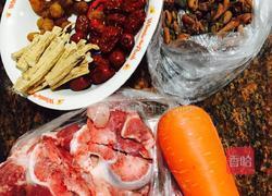 骨头粉葛红箩卜汤的做法图解1