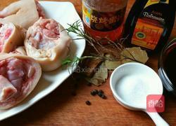 红酒烧猪脚的做法图解1