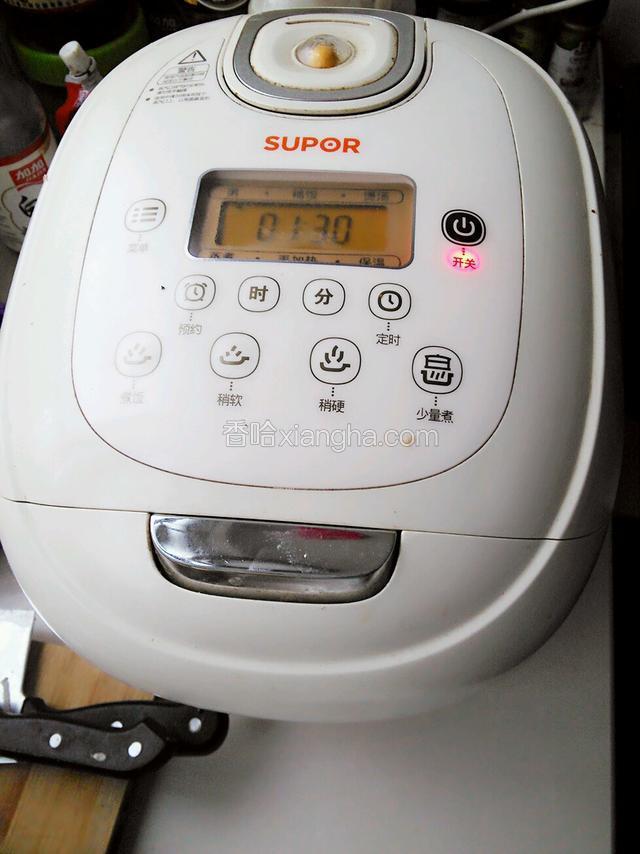 电饭锅通电，加入两碗热水，然后将泡米的水和米全部倒进锅内。摁煮粥健，一个小时以上