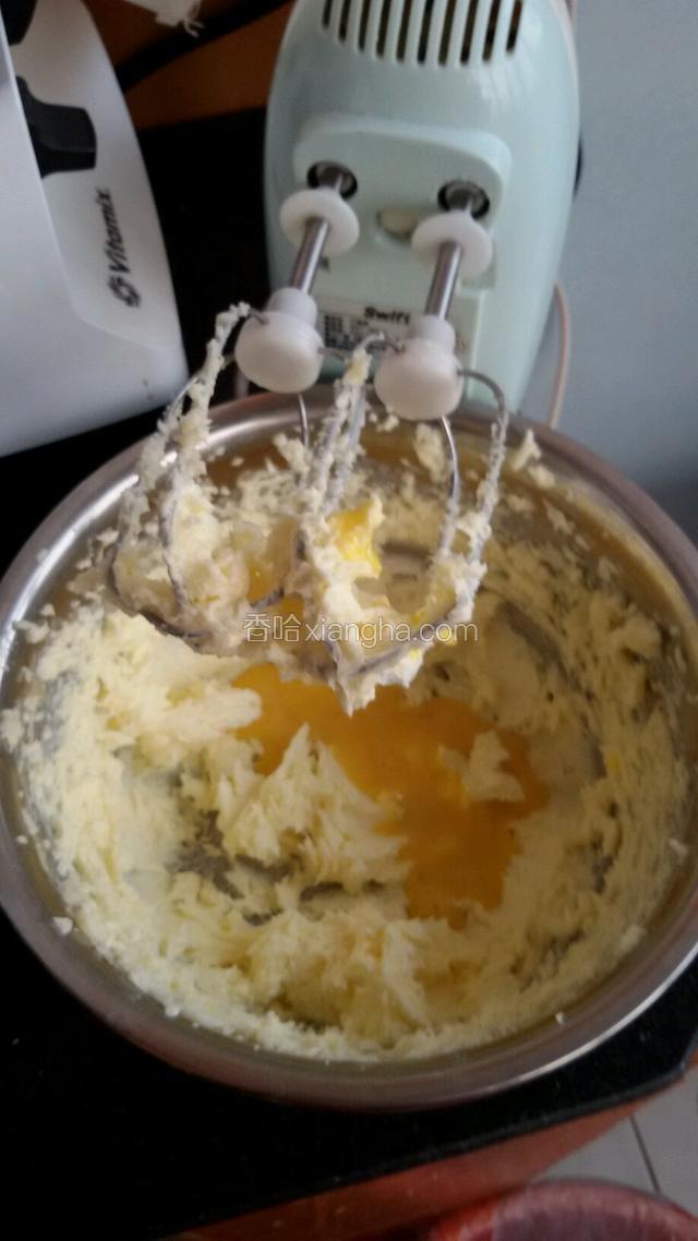 鸡蛋液分三次加入，每次的加入都要打顺滑。