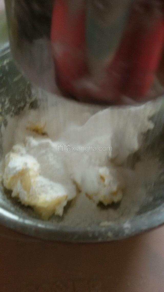 面粉过筛加入打好的黄油鸡蛋液里。