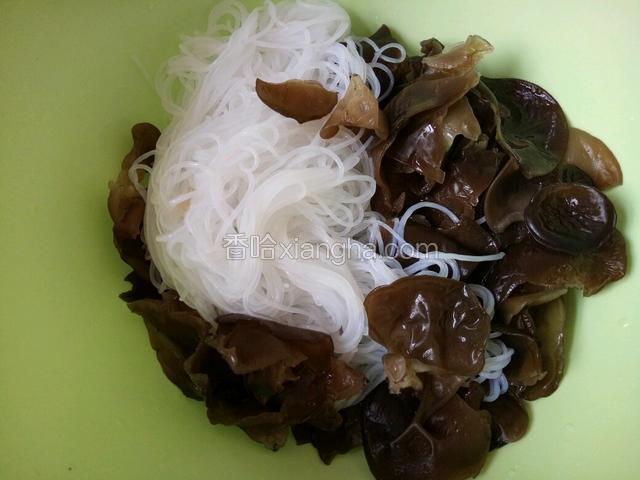 准备馅料，黑木耳和粉丝提前泡好