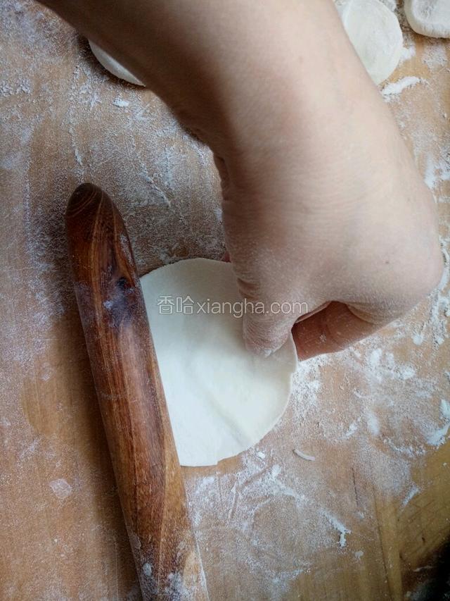 取一个剂子用擀面杖擀成薄皮