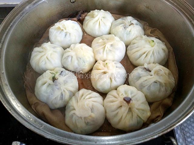 盖上锅盖，大火烧开，中小火蒸十分钟左右即可