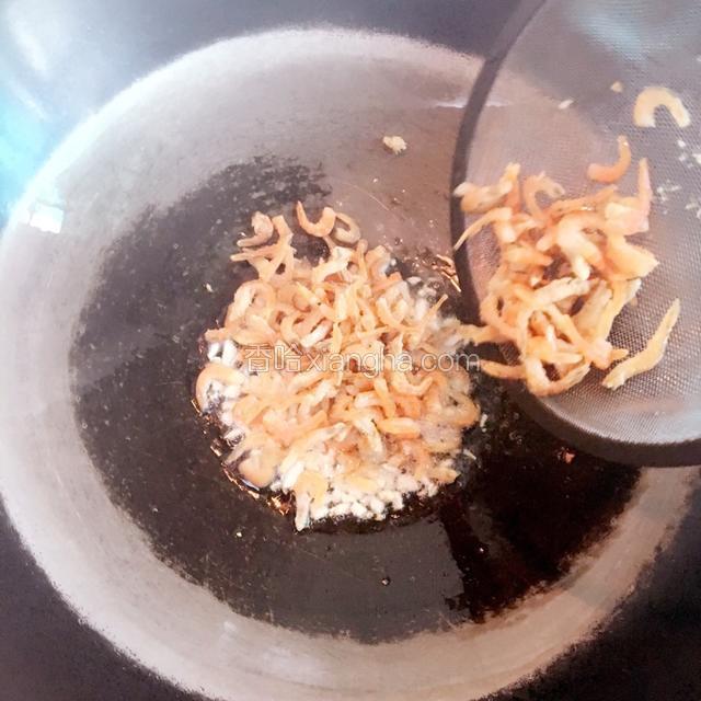 倒入沥干的虾仁翻炒片刻