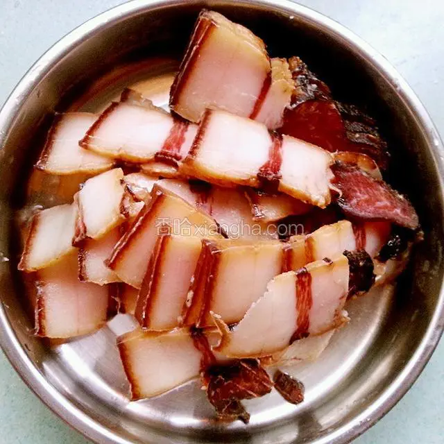 腊肉切薄片备用。