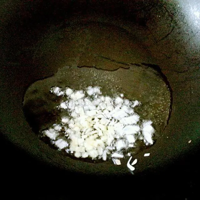 锅内倒油油热下葱姜末爆香。