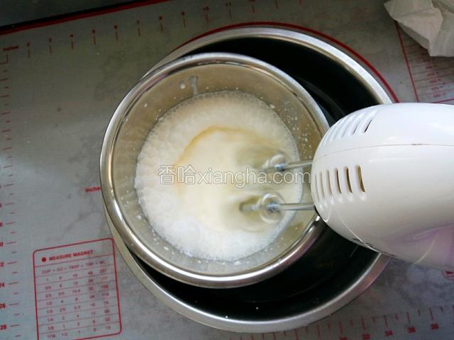 盆中放入淡奶油和糖，隔冷水用打蛋器打发