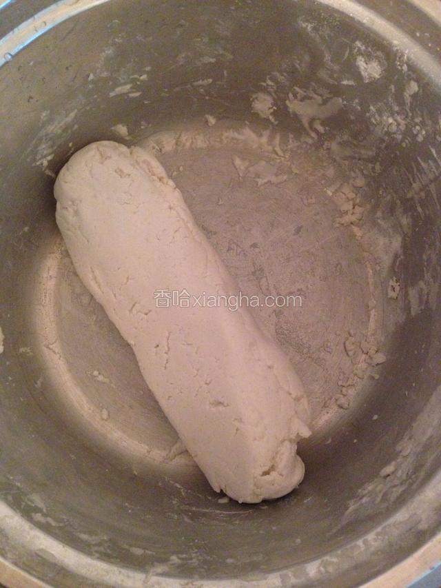 糯米粉用冷水和成团。