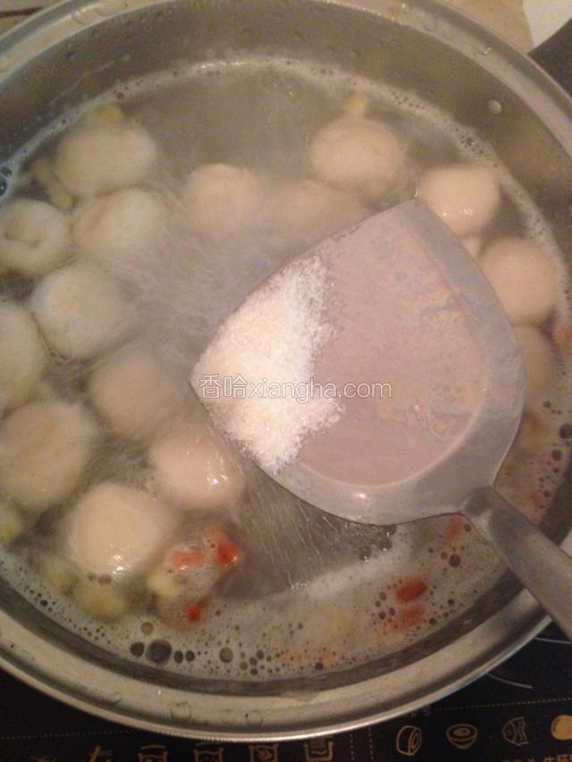 再根据个人口味加入适量白糖。