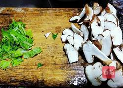 香菇鸭血靓汤的做法图解2