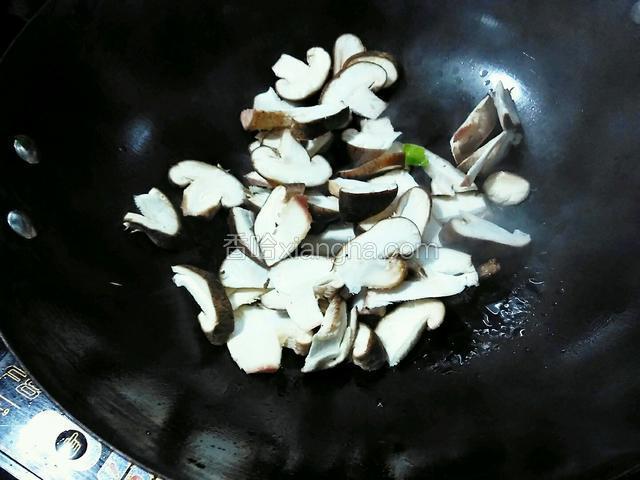 加入切好的香菇，过油翻炒。