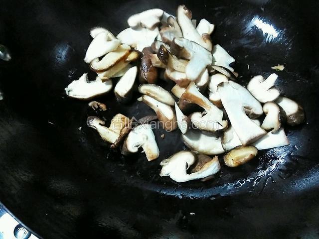 翻炒香菇裹上油，出香味即可。