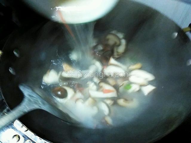 加入之前煮好的鸭汤。以盖过锅中食材为佳。