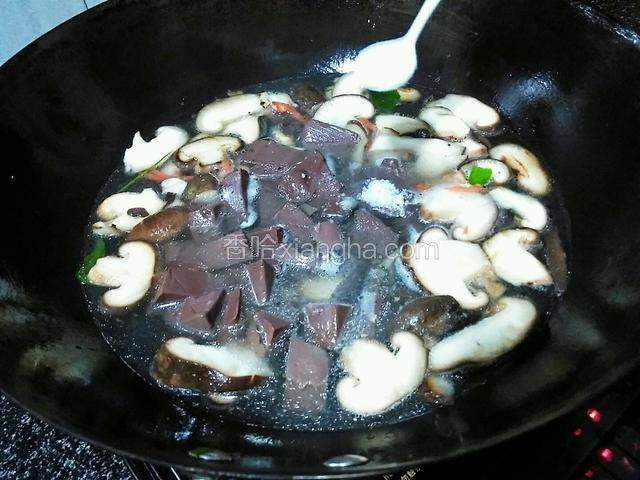 加适量的食盐，继续煮。
