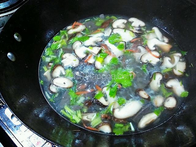 稍微翻动，让汤滚一会，即可出锅。