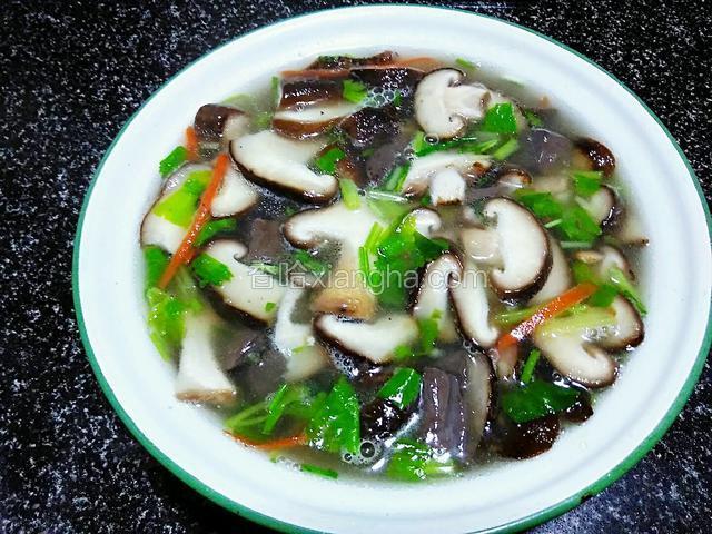 盛汤。