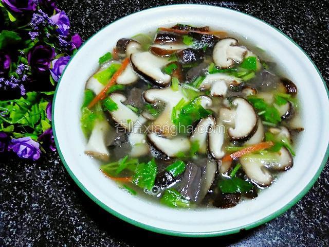 香菇鸭血靓汤，鲜香、嫩滑、爽口，慢慢品尝吧。