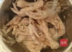 Illustration of how to make pickled pepper chicken feet 4