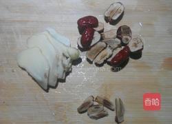 党参黄芪煲鸡汤的做法图解2