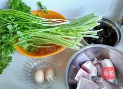 芹菜木耳猪肉馅饺子的做法图解1