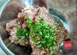 芹菜木耳猪肉馅饺子的做法图解2